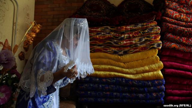 Таджикский чиновник обвиняется в женитьбе сына на несовершеннолетней