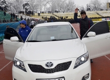 В Душанбе болельщику по окончании футбольного матча достался автомобиль «Тойота-Кэмри»