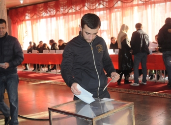 К 12 часам на выборах в парламент Таджикистана проголосовали 48% избирателей