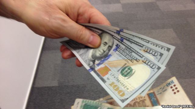 «Война» сомони с долларом. Экономисты советуют финансовую амнистию