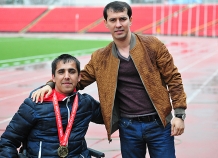 Президент «Истиклола» подарил свою золотую медаль болельщику-инвалиду