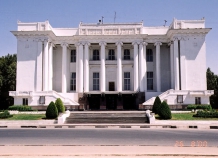 Зачем Таджикистану гигантский театр?