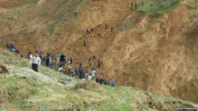 Десять человек погибли в Файзабаде в результате схода оползня на село