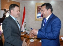 Таджикская милиция наградила американского дипломата медалью
