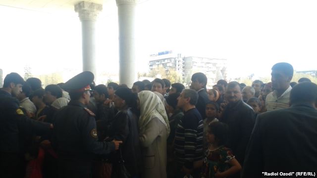 Огромная очередь на посещение музея в Душанбе