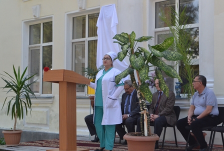 В Душанбе восстановили мемориальную доску в память об эвакогоспитале во время ВОВ
