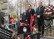 Посол Таджикистана в России возложил венки на могилах героев республики, захороненных в Москве