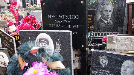 Посол Таджикистана в России возложил венки на могилах героев республики, захороненных в Москве