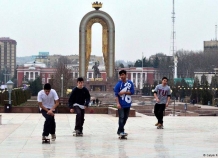 Юные таджикские скейтбордисты просят о помощи