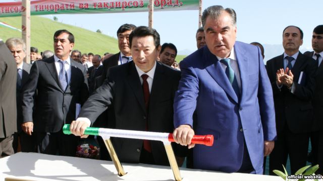Президент Рахмон проинспектировал строительство железной дороги Душанбе-Курган-Тюбе