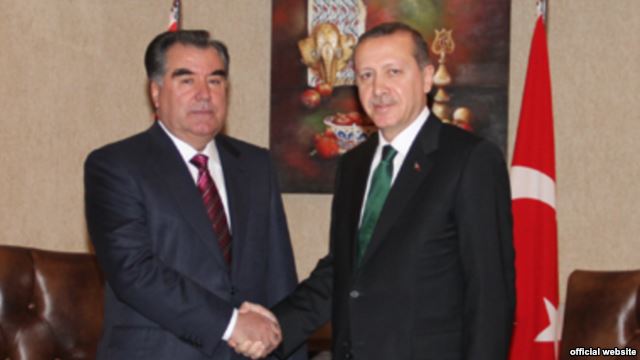 Эрдоган попросил Таджикистан закрыть турецкие лицеи