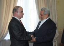 Губернатор иранской провинции Хамадон посетил парламент Таджикистана