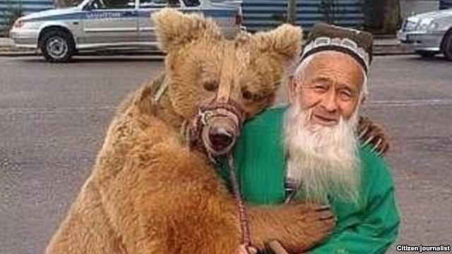 В Таджикистане хотят поставить памятник деду с медведицей