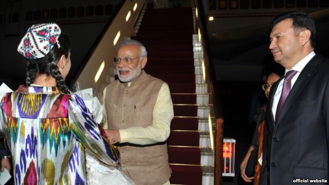 Премьер-министр Индии прибыл в Душанбе