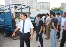 Сотрудникам МВД и ГКНБ Таджикистана к празднику Рамазан раздали бесплатную соль