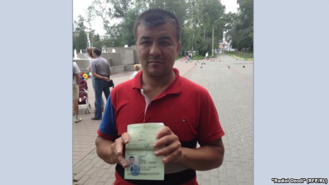 Узбекские мигранты передали таджикский паспорт его владельцу