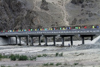 Автодорогу Душанбе-Куляб-Хорог соединил новый автомобильный мост