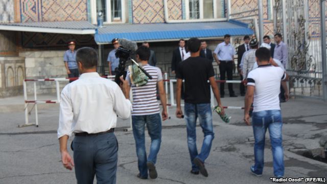 В Душанбе закрыли 17 магазинов вокруг центральной мечети