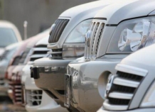 Таджикским чиновникам поручили отказаться от служебных машин