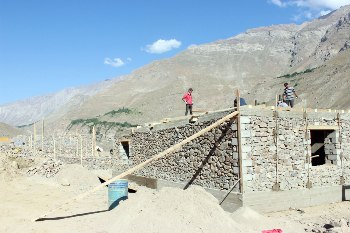 Главный геолог Таджикистана ознакомился с ходом строительства жилого дома для пострадавших в ГБАО