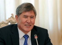 Э. Рахмон поздравил А. Атамбаева с Днем независимости Кыргызстана