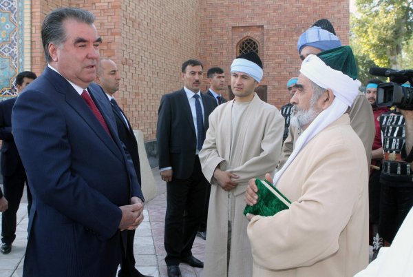 Президент помолился в мавзолее Хамадони за мир в Таджикистане