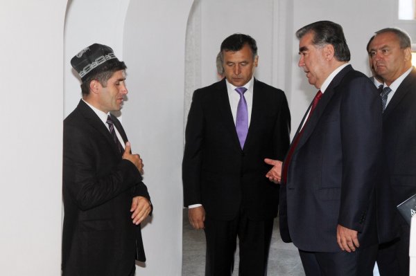 Президент помолился в мавзолее Хамадони за мир в Таджикистане