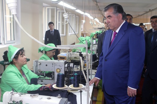 Президент открыл частную швейную фабрику в Душанбе