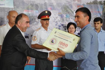 В Душанбе выявили трех «примерных» водителей и 5 «лучших» пешеходов