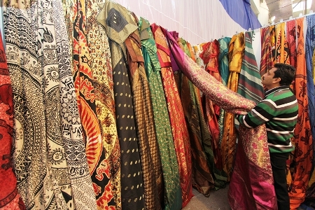 В Душанбе проходит десятидневная выставка индийский товаров