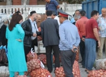 Сотрудникам МВД и ГКНБ Таджикистана устроили дешевую ярмарку сельхозпродукции