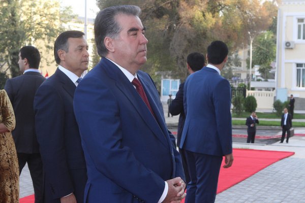 Президент Таджикистана преподал Урок мира молодым таджикистанцам