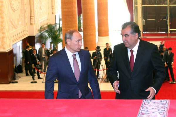 Э. Рахмон поблагодарил Путина за помощь в обеспечении безопасности в стране