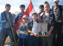 В канун дней рождения Э. Рахмона и В. Путина на пике Музбек установлены их портреты