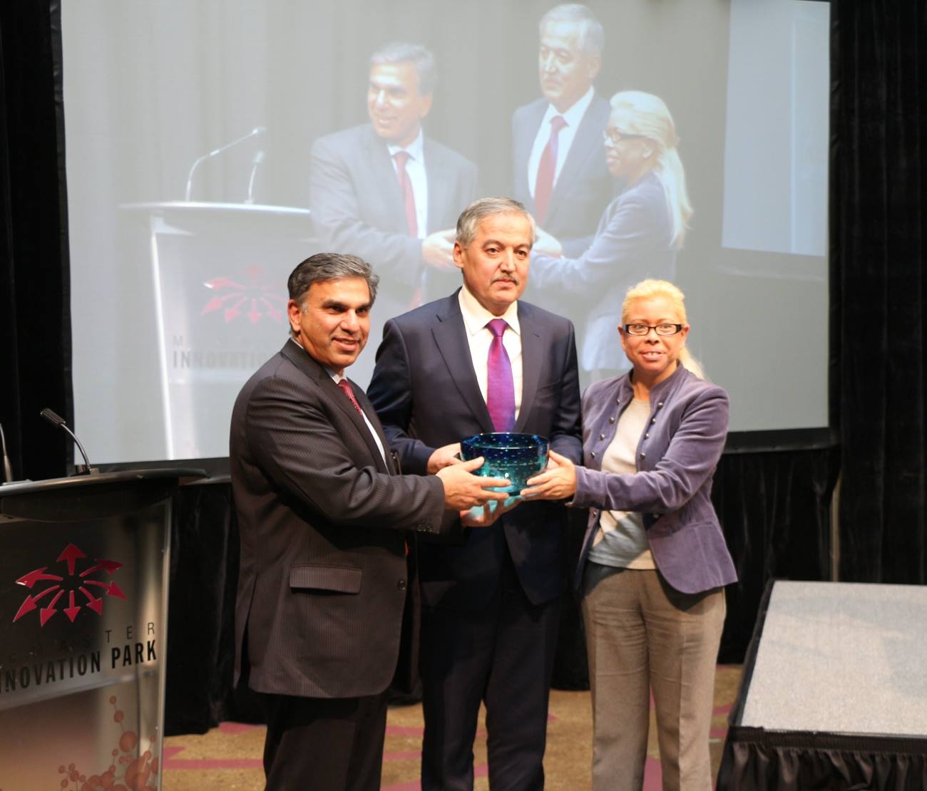 Глава МИД Таджикистана посетил Канаду, где получил премию “Water Catalyst Award”