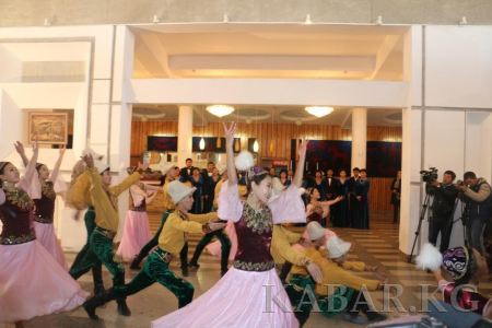 Таджикские актёры выступили со спектаклем в Бишкеке
