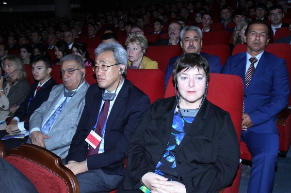 Э. Рахмон: Нужно поддержать производящих продукцию под брендом "Сделано в Таджикистане"