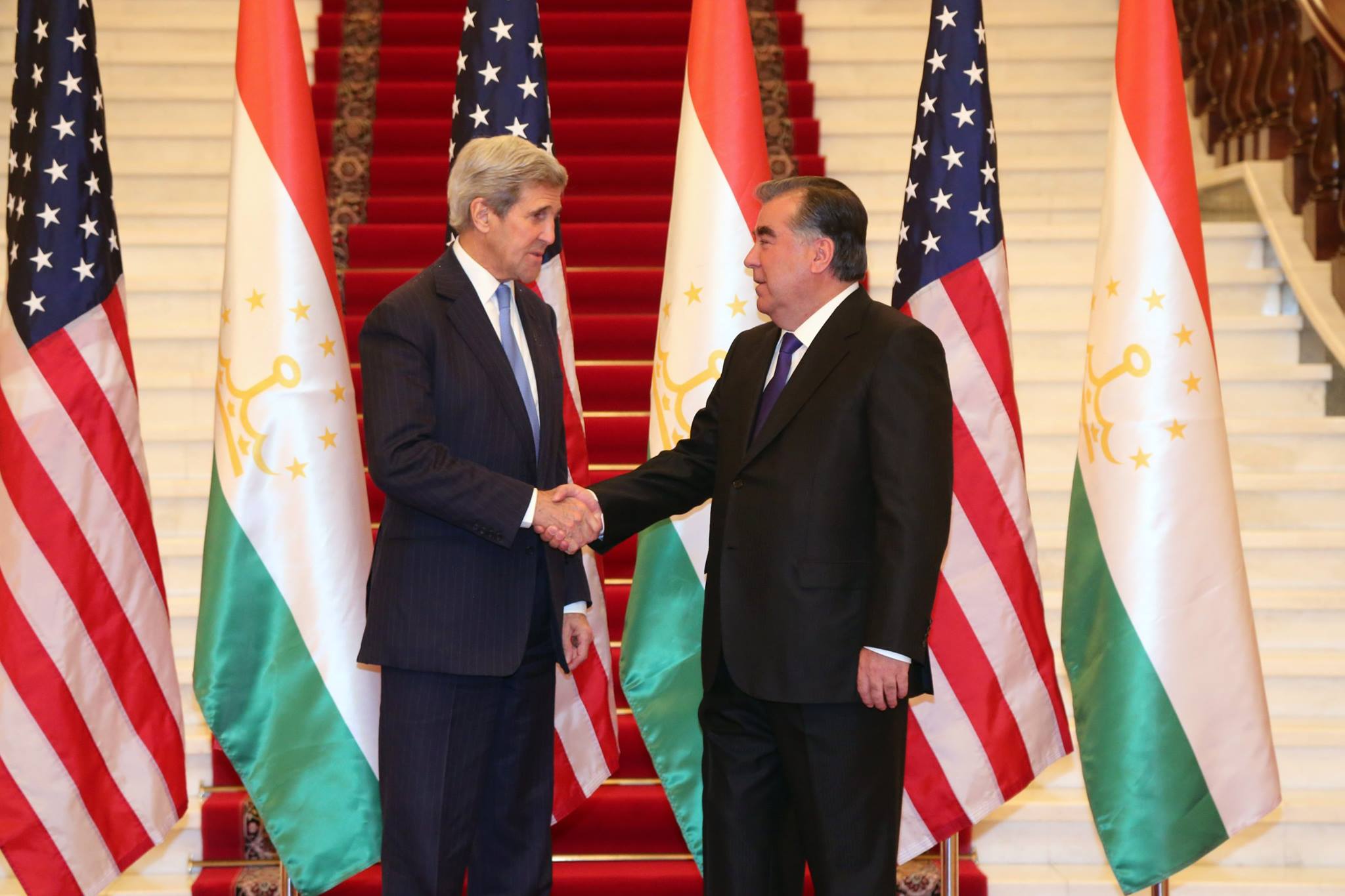В Душанбе проходят переговоры Джона Керри с Эмомали Рахмоном