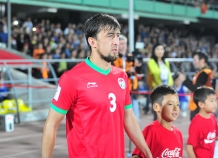 ФИФА строго наказала защитника сборной Таджикистана за оскорбление судьи