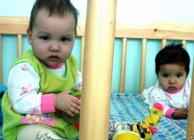 Сенаторы Таджикистана поддержали инициативу Э. Рахмона упростить процедуру усыновления