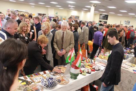 Таджики презентовали свое ремесло на Благотворительном базаре НАТО в Брюсселе