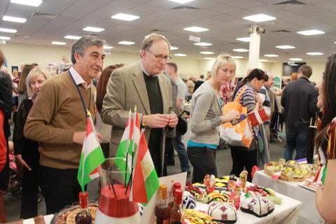 Таджики презентовали свое ремесло на Благотворительном базаре НАТО в Брюсселе