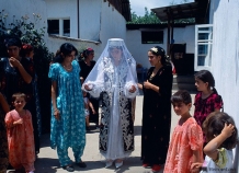 Таджики стали реже жениться, но от родственных браков не отказались