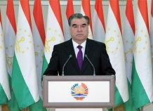 Президент поздравил народ Таджикистана с Днем Государственного флага