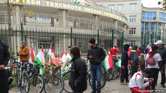 В Таджикистане отмечают День национального флага