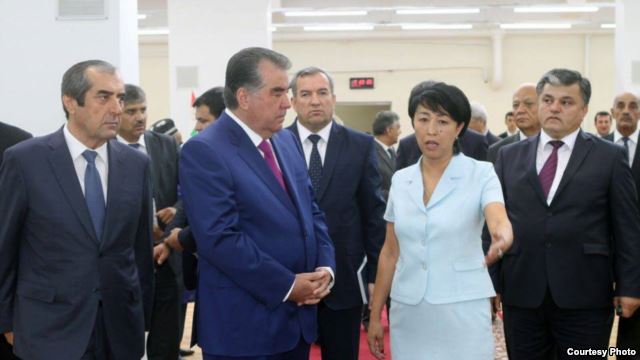 Успехи кыргызстанки признал президент Рахмон