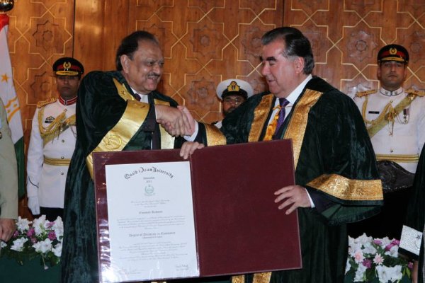 Эмомали Рахмон стал почетным доктором философии и экономики Университета Коидаи Аъзам Пакистана