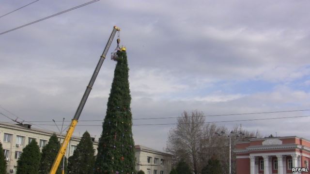 В Душанбе установили главную новогоднюю ёлку