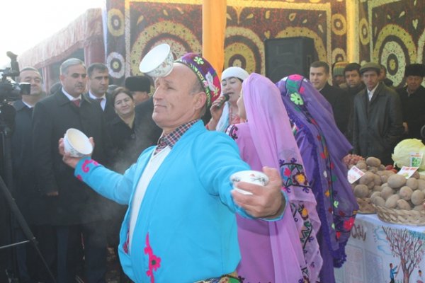Глава Хатлона в канун праздника «Мехргон» наградил активистов-аграриев