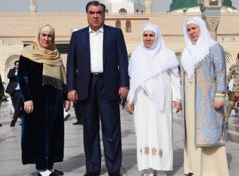 Таджикский ученый предлагает объявить супругу президента «лидером женщин-мусульманок» Таджикистана